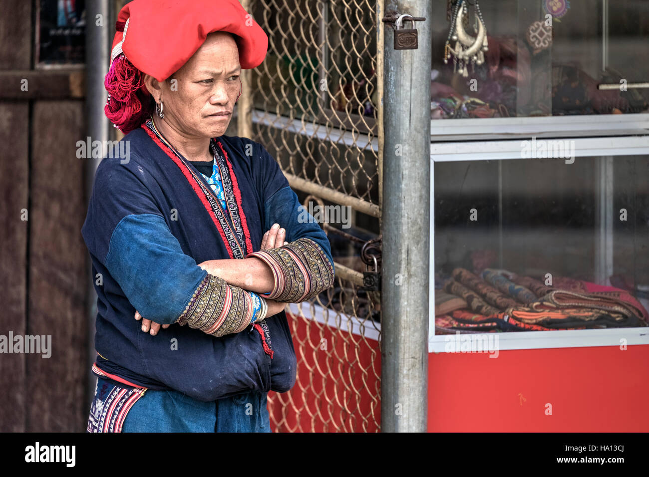 ethnische Red Dzao Frau vor ihrem Laden auf der Straße von Ta Phin, Lao Cai in Sapa, Vietnam, Asien Stockfoto