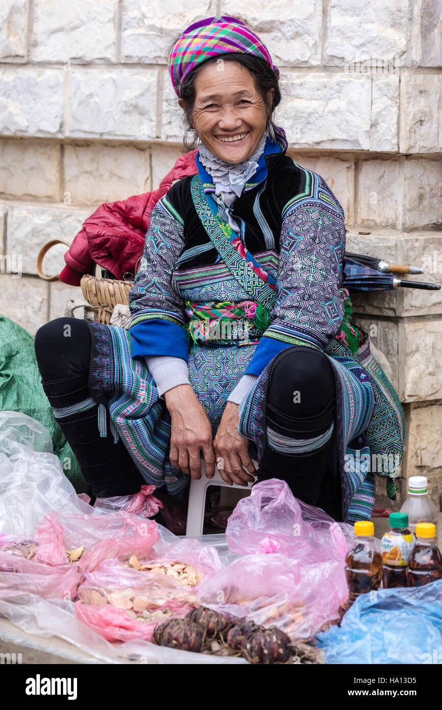 Black Hmong Frau wartet auf Kunden auf dem lokalen Markt in Sapa, Vietnam, Asien Stockfoto