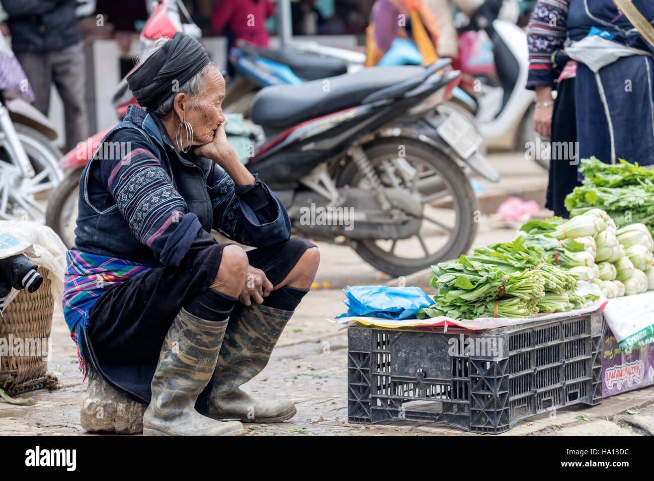 Black Hmong Frau wartet auf Kunden auf dem lokalen Markt in Sapa, Vietnam, Asien Stockfoto