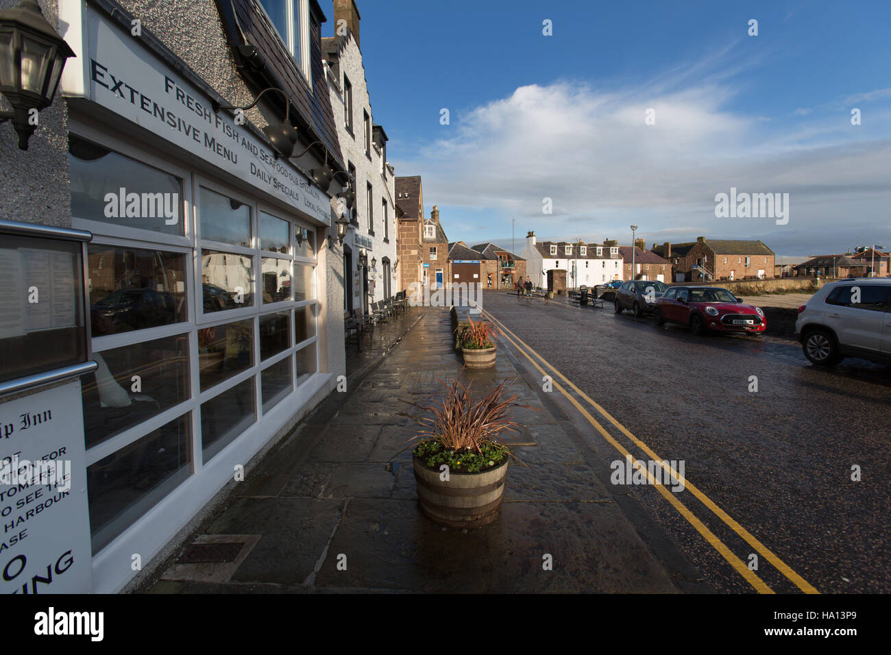 Stadt von Stonehaven, Schottland. Malerische Aussicht von Stonehaven Hafen am Wasser Hotels und Restaurants. Stockfoto