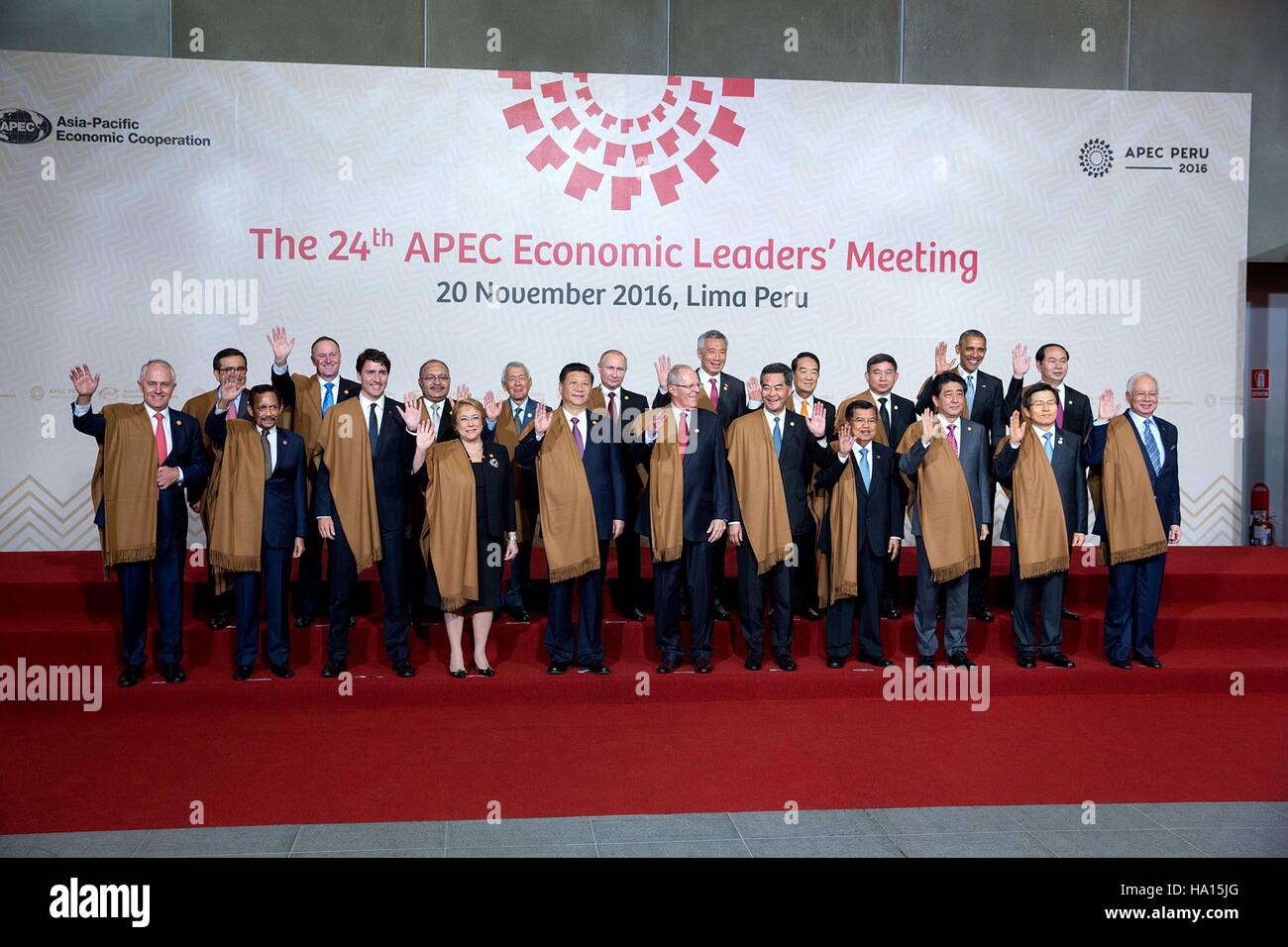 US-Präsident Barack Obama tritt in andere Führer der Welt tragen einen traditionelle peruanische Vikunja Schal während der APEC-Gipfel-Gruppenfoto an der Lima Convention Centre 20. November 2016 in Lima, Peru. Stockfoto