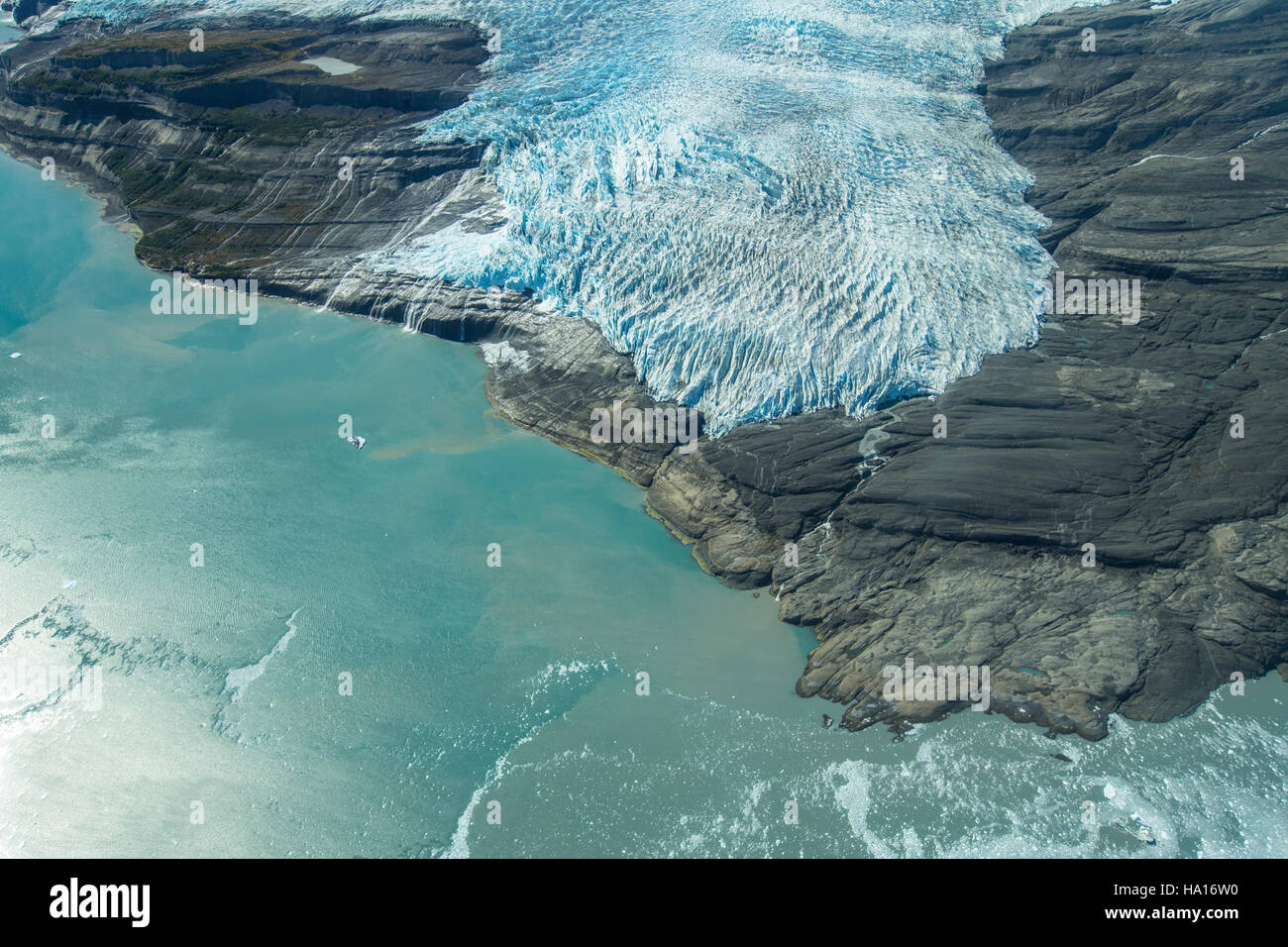 Dieses Foto zeigt den Guyot-Gletscher und die Icy Bay in Alaska und hebt die dramatische Landschaft dieser gefrorenen Wildnis hervor. Das Bild fängt die immense Größe des Gletschers und seine eisige Umgebung ein und spiegelt die natürliche Schönheit und die rauen Bedingungen der Umgebung Alaskas wider. Stockfoto