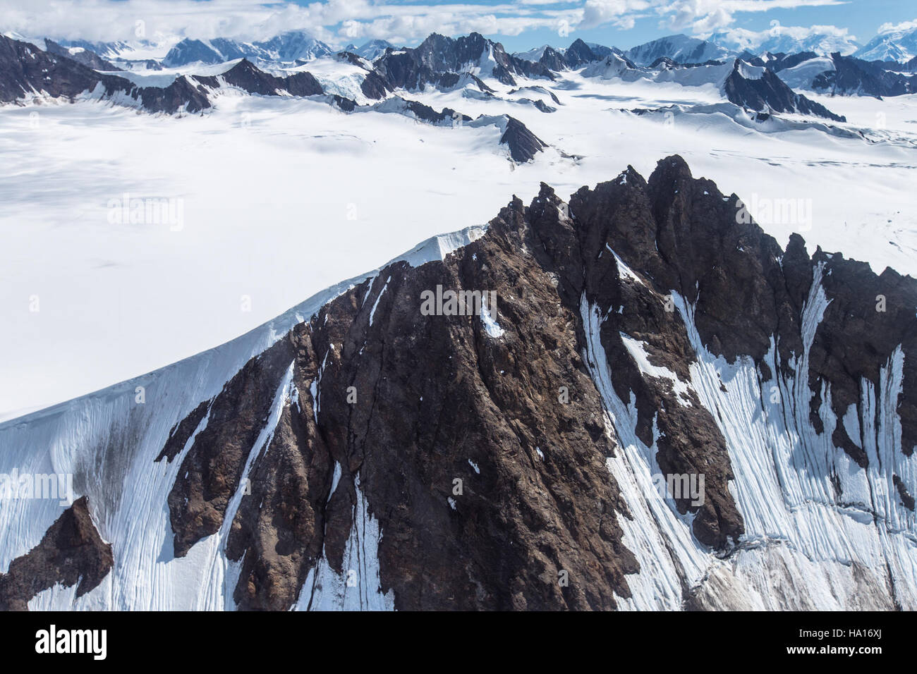 Dieses Foto fängt die atemberaubende Schönheit des Columbus-Gletschers in Alaska ein und zeigt seine riesigen Eisformationen und die natürliche Landschaft. Der Gletscher in Alaska ist ein bedeutendes Naturdenkmal. Stockfoto