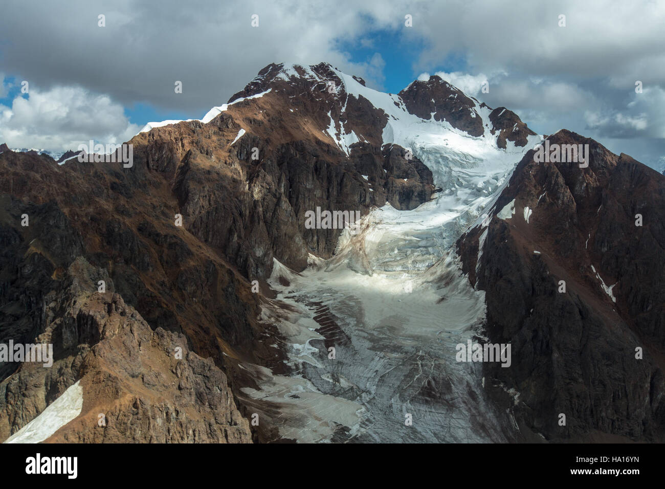 Dieses Bild zeigt den unbenannten östlichen Zuflussgletscher, der in Richtung Hawkins-Gletscher in Alaska fließt. Das Foto zeigt die weite, eisige Landschaft und die natürlichen Merkmale der Gletscher. Stockfoto