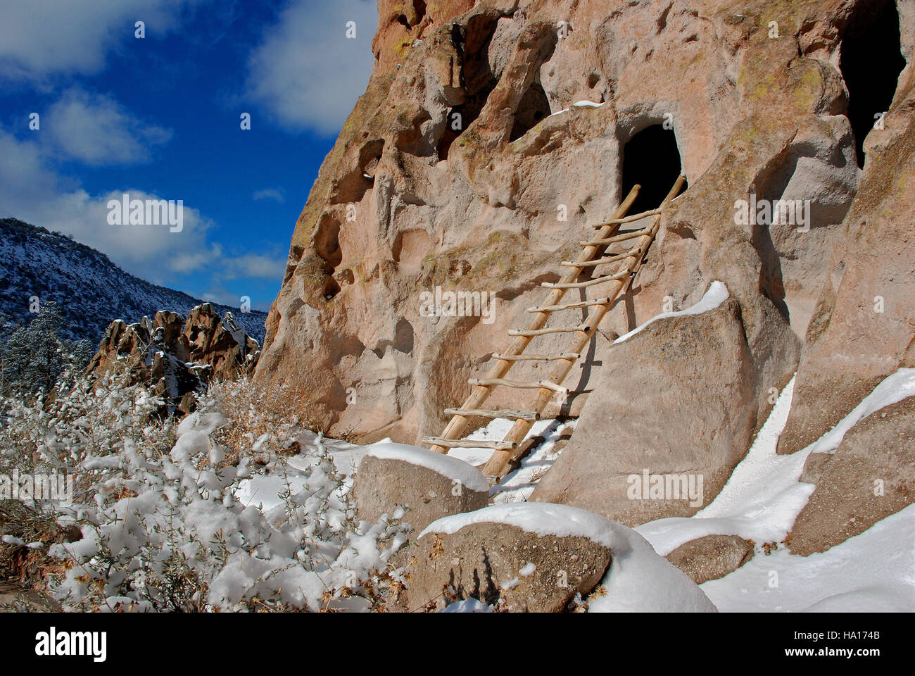 Die First Cavate, die sich im Bandelier National Monument befindet, ist eine Klippenwohnung, die einen Einblick in die alten Lebensweisen der indigenen Völker der Region und ihre Anpassung an die Landschaft bietet. Stockfoto