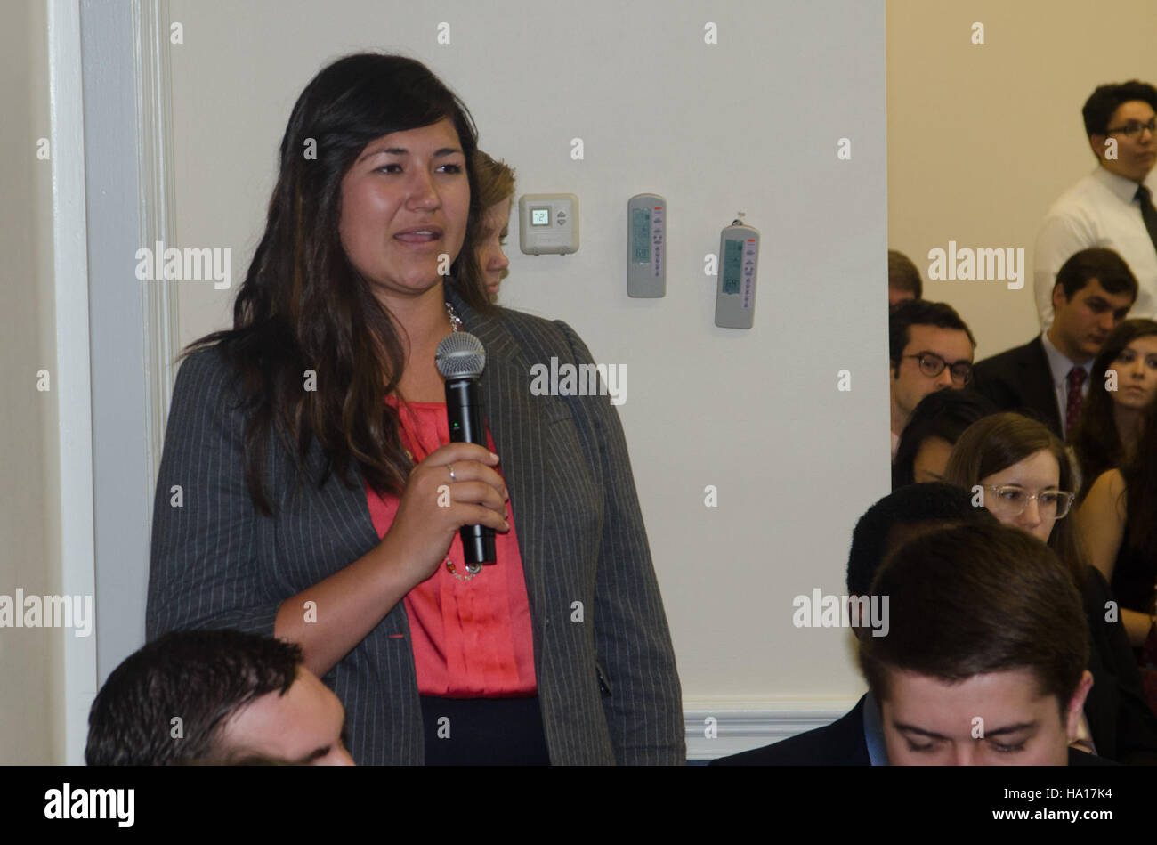 Landwirtschaftsminister Tom Vilsack und Stellvertretende Sekretärin Krysta Harden treffen sich mit der NASDA, um wichtige Agrarfragen und die Rolle der staatlichen Ministerien bei der Förderung der Agrarpolitik zu erörtern. Das Treffen in Washington, D.C. konzentriert sich auf die Zusammenarbeit zwischen bundesstaatlichen und staatlichen Agrarorganisationen. Stockfoto