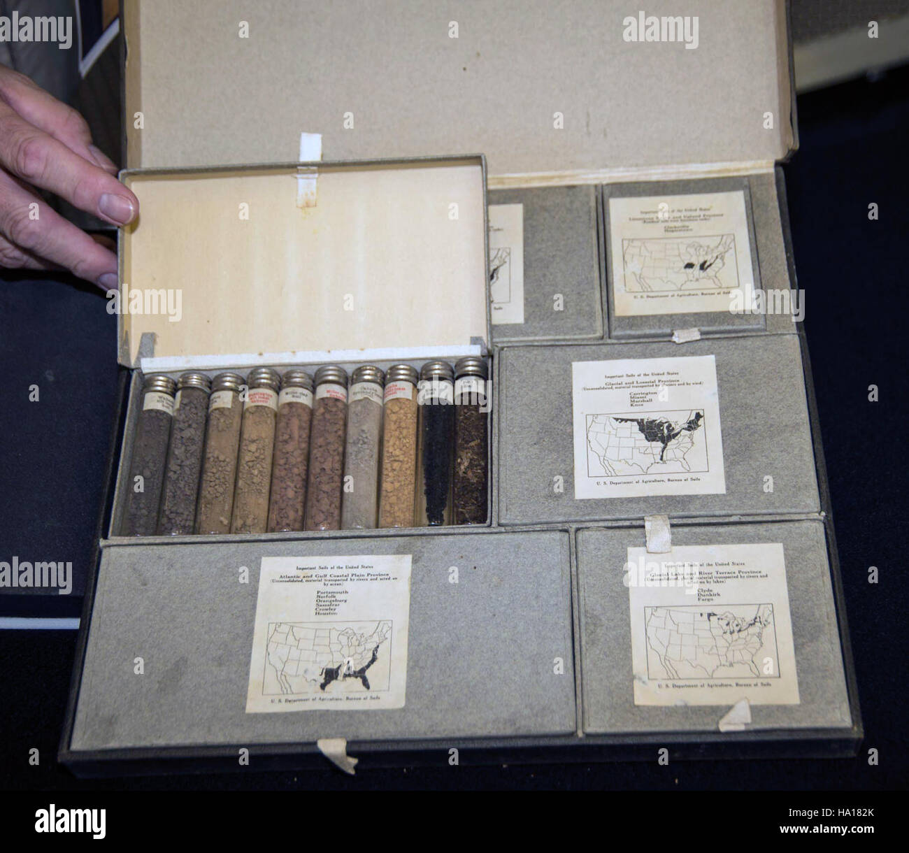 Die National Agricultural Library beherbergt eine Sammlung von US-amerikanischen Bodenproben aus dem Jahr 1918, die Forschungsarbeiten zu Bodenschutz, landwirtschaftlichen Praktiken und Ressourcenmanagement unterstützen. Stockfoto