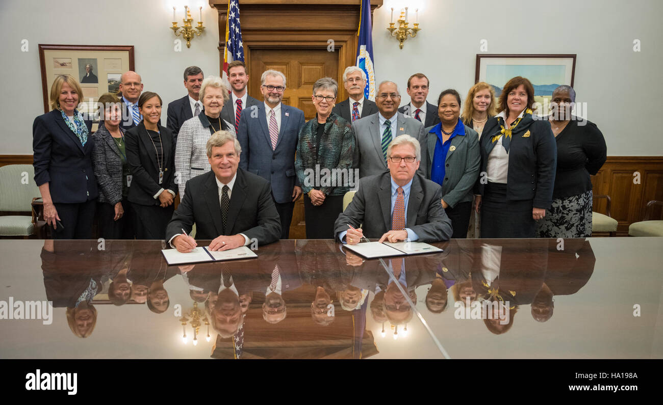 Am 10. Oktober 2015 wurde ein Memorandum of Understanding (MOU) zwischen dem US-Landwirtschaftsministerium (USDA) und der Association of Science and Technology Centers (ASTC) unterzeichnet. Diese Vereinbarung wurde im Office of the Secretary's Conference Room in Washington, D.C. formalisiert, wobei Tom Vilsack, der Landwirtschaftsminister, die Veranstaltung beaufsichtigte. Stockfoto Am 10. Oktober 2015 wurde ein Memorandum of Understanding (MOU) zwischen dem US-Landwirtschaftsministerium (USDA) und der Association of Science and Technology Centers (ASTC) unterzeichnet. Diese Vereinbarung wurde im Office of the Secretary's Conference Room in Washington, D.C. formalisiert, wobei Tom Vilsack, der Landwirtschaftsminister, die Veranstaltung beaufsichtigte. Stockfoto