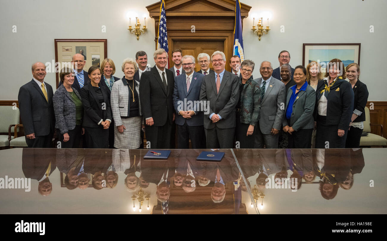 Das USDA und die Association of Science and Technology Centers (ASTC) unterzeichneten ein Memorandum of Understanding (MOU) zur Zusammenarbeit bei der Förderung von Programmen in Wissenschaft, Technologie und Bildung. Das in Washington, D.C. formalisierte Abkommen zielt darauf ab, das öffentliche Verständnis der Agrarwissenschaften zu verbessern und Innovationen zu fördern. Stockfoto Das USDA und die Association of Science and Technology Centers (ASTC) unterzeichneten ein Memorandum of Understanding (MOU) zur Zusammenarbeit bei der Förderung von Programmen in Wissenschaft, Technologie und Bildung. Das in Washington, D.C. formalisierte Abkommen zielt darauf ab, das öffentliche Verständnis der Agrarwissenschaften zu verbessern und Innovationen zu fördern. Stockfoto