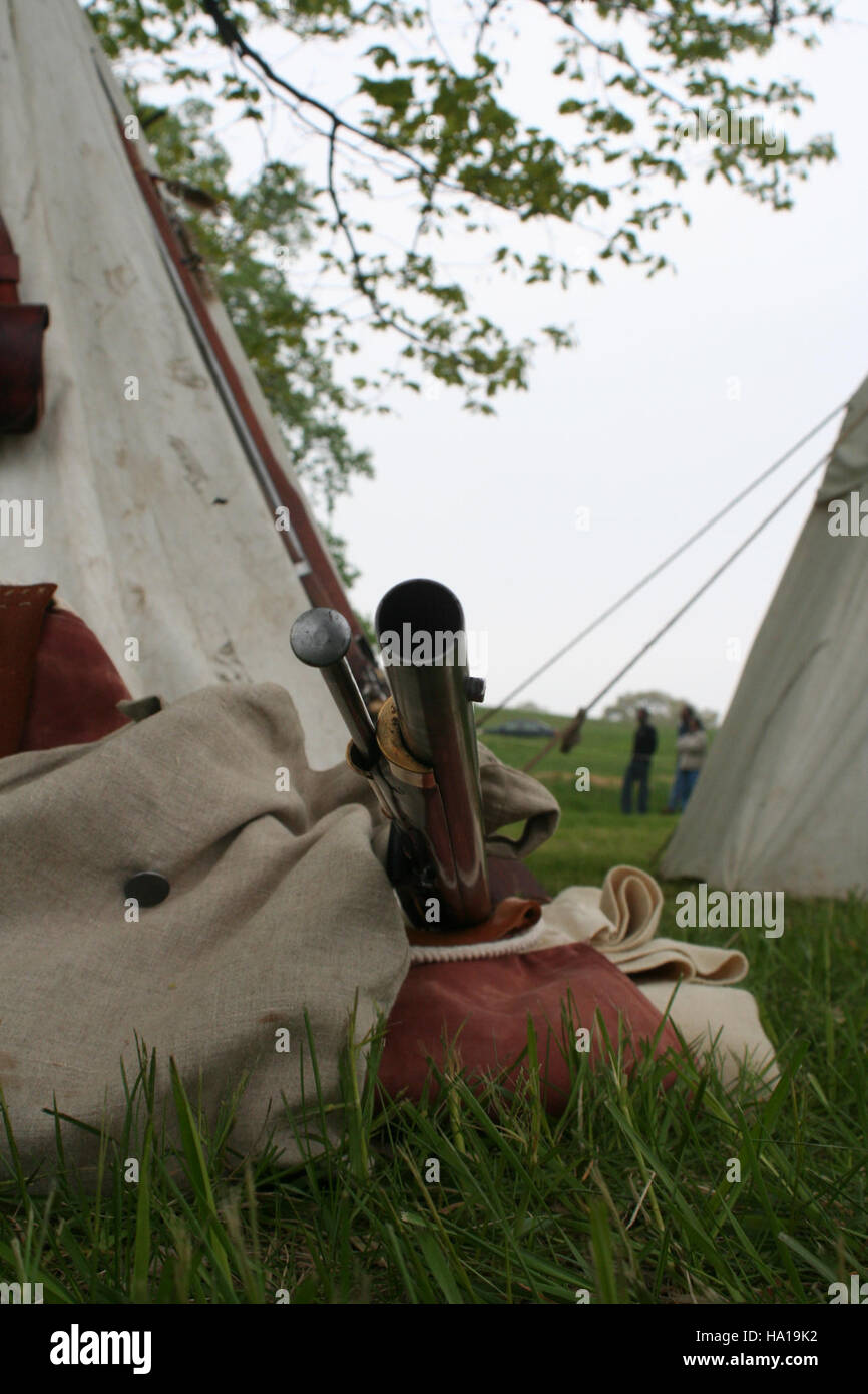 Im Valley Forge National Park wird eine Muskete an einem historischen Schauplatz ausgestellt, die die Rolle des Parks bei der Bewahrung der Geschichte des Amerikanischen Unabhängigkeitskriegs unterstreicht und die Besucher über das historische Militärleben informiert. Stockfoto