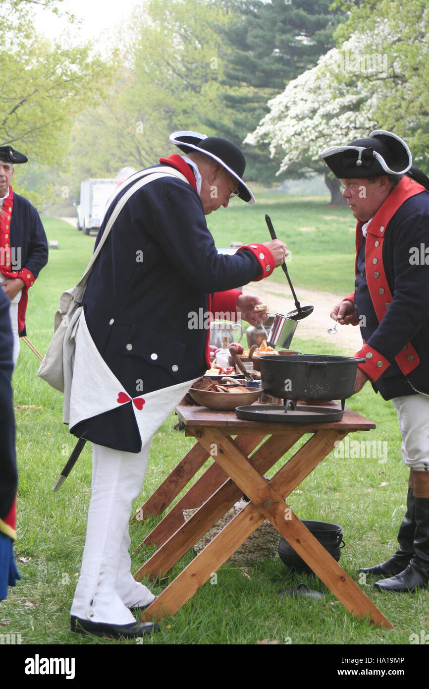Die Freiwilligen von Living History im Valley Forge National Historical Park begeistern die Besucher durch die Nachstellung historischer Ereignisse und bieten lehrreiche Erlebnisse, die das Verständnis der amerikanischen Geschichte und des Schutzes des Parks verbessern. Stockfoto