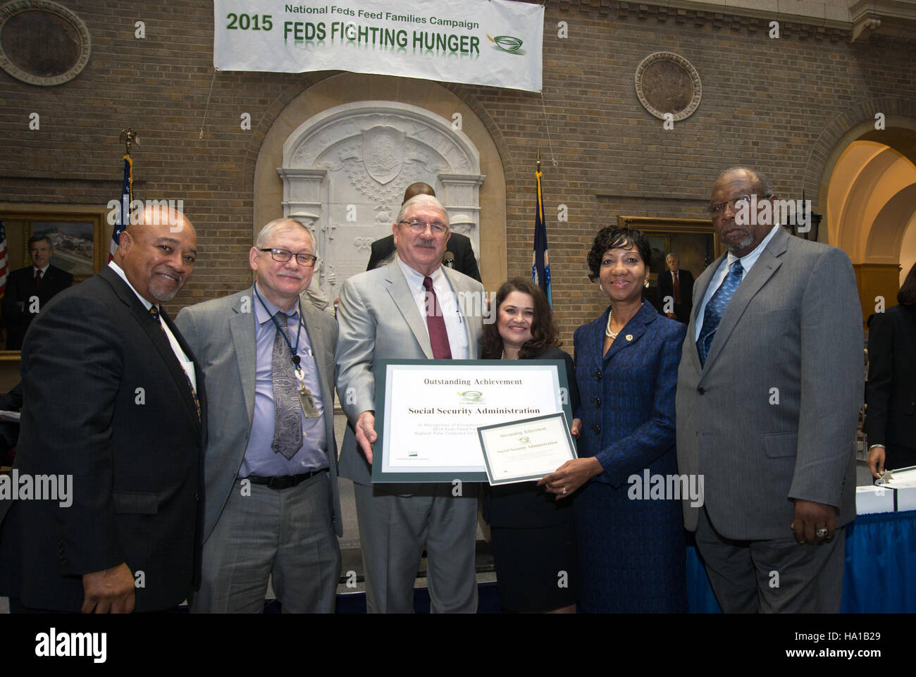 Das USDA-Programm „Feds Feed Families“ schließt seine jährliche Kampagne mit einer Abschlusszeremonie ab, die sein Engagement für die Bekämpfung des Hungers und die Unterstützung der Bemühungen um Ernährungssicherheit in den USA durch öffentlich-private Partnerschaften und Mitarbeiter des Bundesdienstes widerspiegelt. Stockfoto