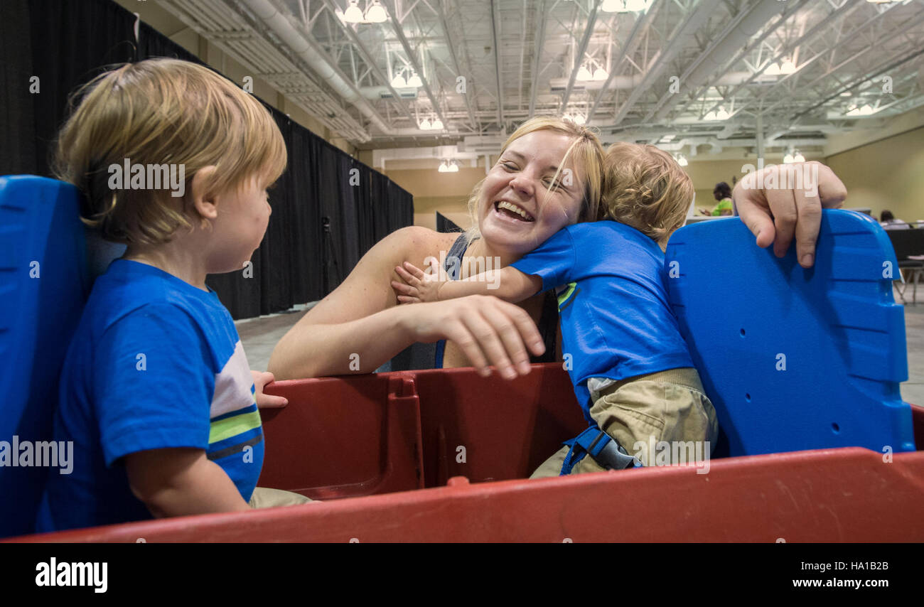 Der Food and Nutrition Service des USDA in Zusammenarbeit mit lokalen Behörden bietet Katastrophenhilfe und profitiert während einer Krise in South Carolina. Stockfoto