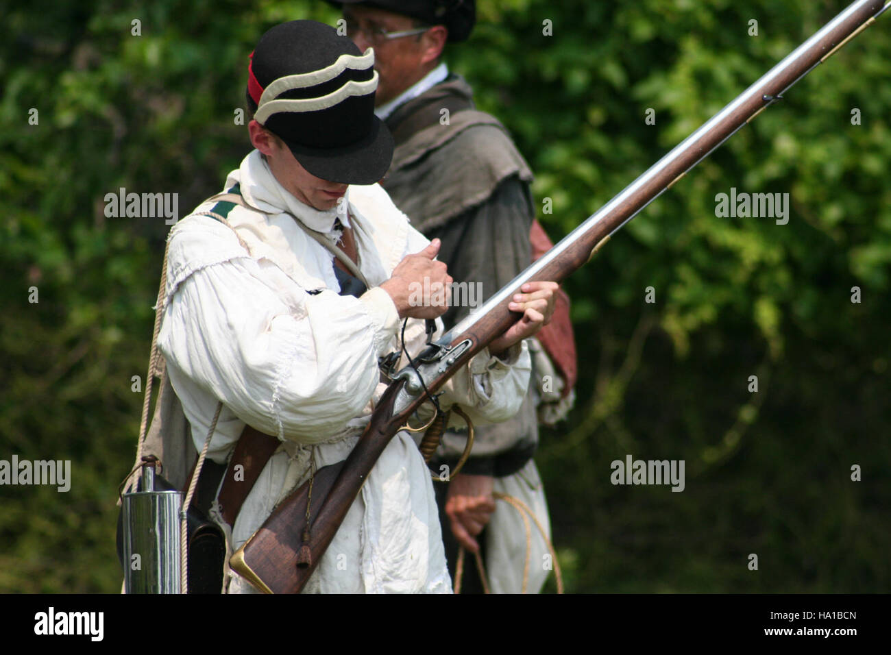 Ein Reenactor im Valley Forge National Historical Park bereitet während einer historischen Demonstration eine Muskete vor und bietet einen Einblick in die militärischen Praktiken aus der Zeit des Unabhängigkeitskriegs. Stockfoto