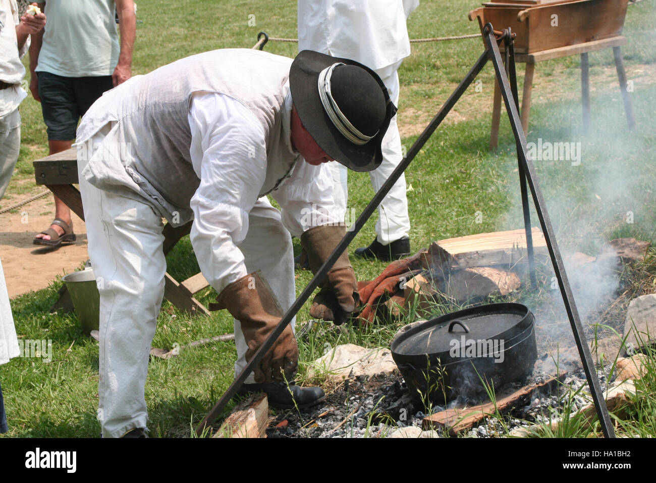 Besucher des Valley Forge National Historical Park genießen traditionelle Campingkost und erleben historische Nachstellungen, die die Vergangenheit des Parks zum Leben erwecken. Stockfoto