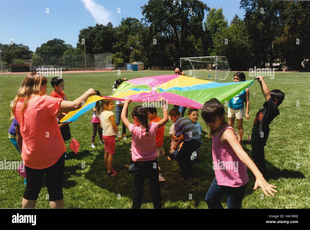 Kinder in den Calistoga Family Apartments, die Teil eines Bauernhofes sind, nehmen über das After-School-Programm „Kids Club“ an Gruppenspielen Teil. Das Programm fördert soziales Engagement und Aktivitäten im Freien für Kinder aus der Landwirtschaft. Stockfoto
