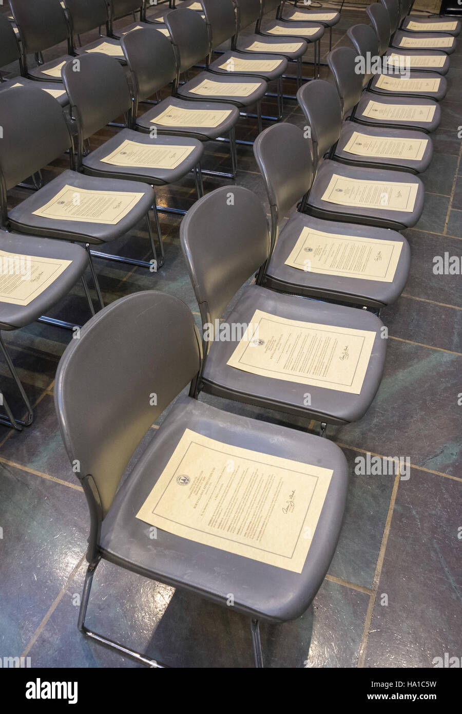 In einem Treffen mit Beamten des US-Landwirtschaftsministeriums diskutierte Bob Stallman, Präsident der American Farm Bureau Federation, mit Minister Tom Vilsack wichtige Fragen der Agrarpolitik. Im Mittelpunkt des Gesprächs standen die Unterstützung amerikanischer Landwirte und die Verbesserung der landwirtschaftlichen Nachhaltigkeit. Stockfoto