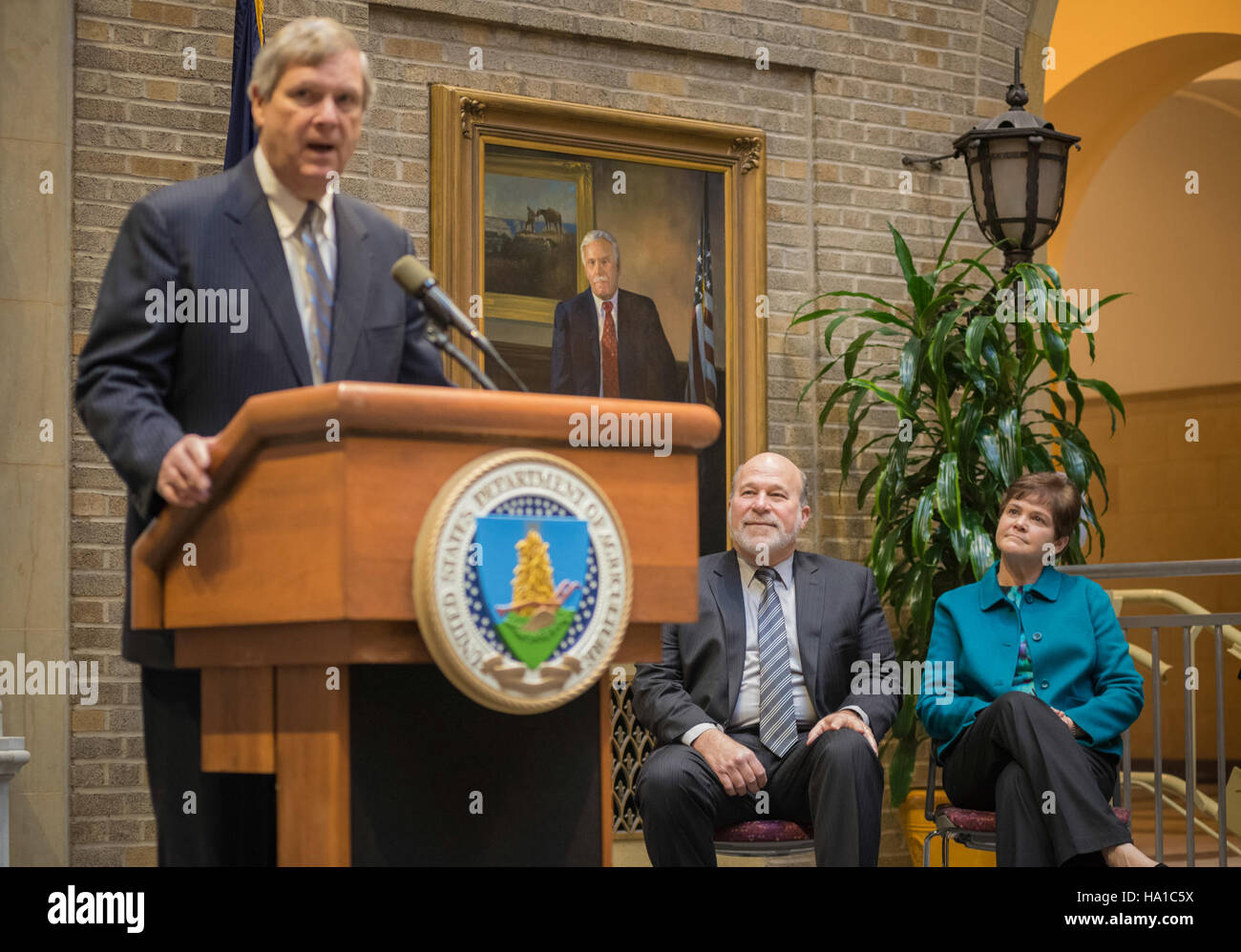 Bob Stallman, Präsident des American Farm Bureau Federation, traf sich mit Minister Tom Vilsack, um die Agrarpolitik und die Bedeutung nachhaltiger Landwirtschaftspraktiken für die Zukunft der US-Landwirtschaft und der Umwelt zu erörtern. Stockfoto