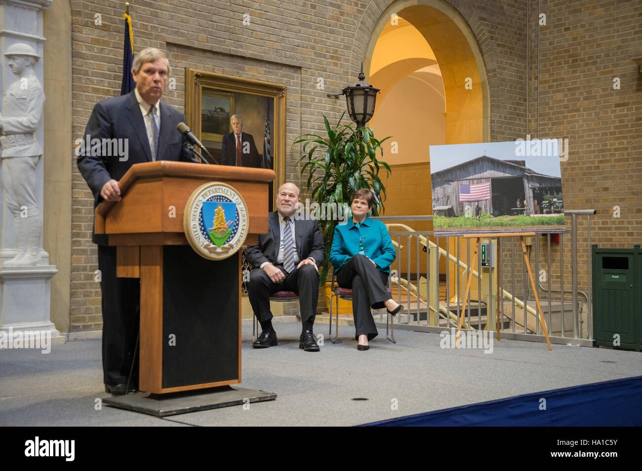 Das Bild zeigt Bob Stallman, Präsident der American Farm Bureau Federation, und Deputy Secretary Harden bei einem Treffen mit Minister Tom Vilsack in Washington, D.C. dieses Treffen konzentrierte sich auf die Agrarpolitik und die Rolle des USDA bei der Unterstützung von US-amerikanischen Bauern und Viehzüchtern. Stockfoto