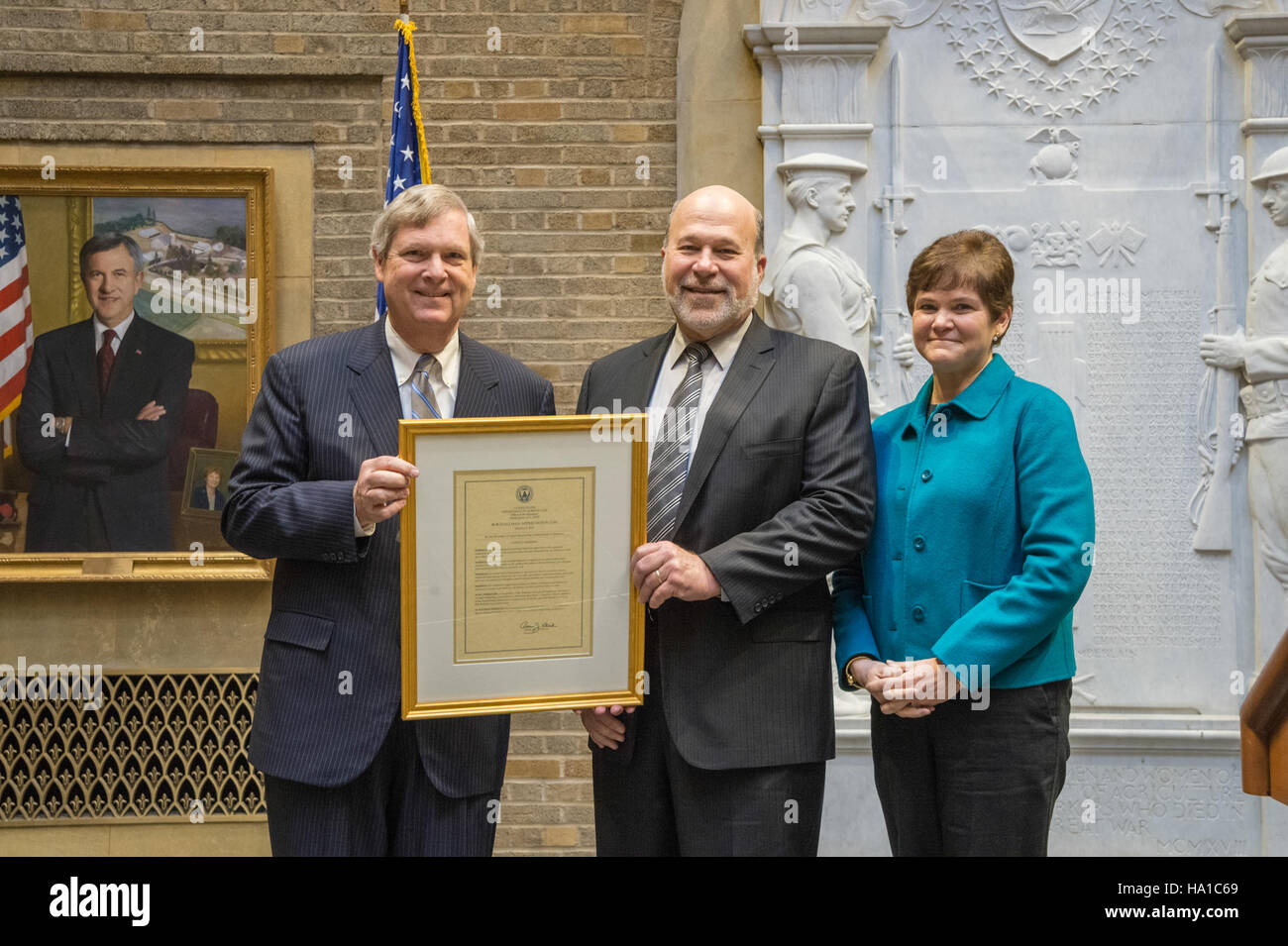 Bob Stallman, Präsident des American Farm Bureau Federation, und USDA-Sekretär Tom Vilsack diskutieren Agrarpolitik in Washington, D.C. mit Schwerpunkt auf Agrarunterstützung und Ernährungssicherheitsinitiativen. Stockfoto