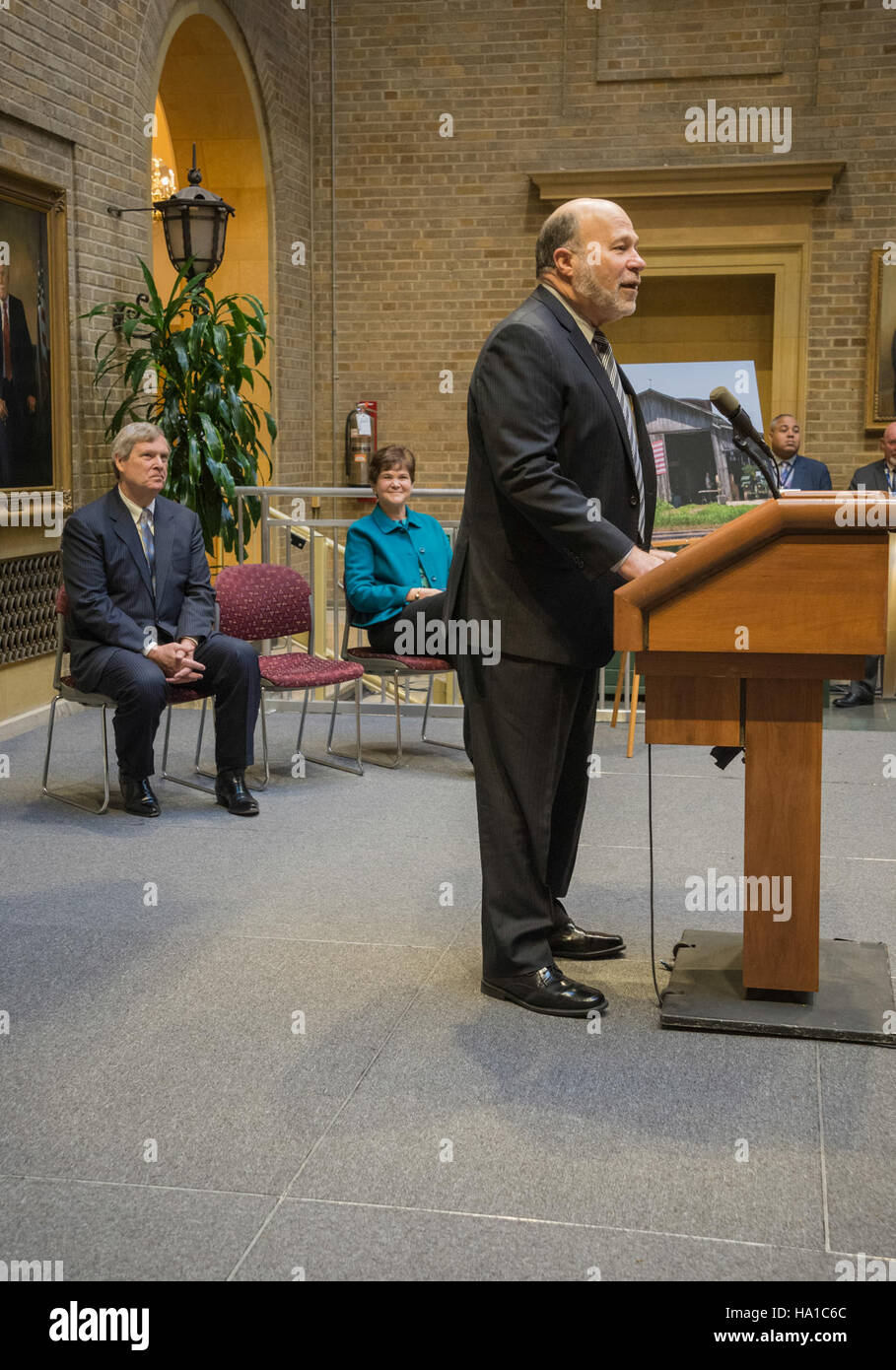 Bob Stallman, Präsident der American Farm Bureau Federation, trifft sich mit Tom Vilsack vom Landwirtschaftsministerium der USA. Die Diskussion konzentriert sich auf Agrarpolitik, ländliche Entwicklung und Schlüsselfragen, die Landwirte in den Vereinigten Staaten betreffen. Stockfoto