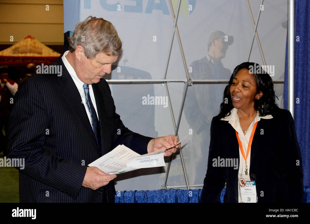 Landwirtschaftsminister Tom Vilsack sprach auf der Jahrestagung der American Farm Bureau Federation in Orlando wichtige Themen an und konzentrierte sich dabei auf Agrarpolitik, Nachhaltigkeit von landwirtschaftlichen Betrieben und staatliche Unterstützung für US-amerikanische Landwirte und ländliche Gemeinden. Stockfoto