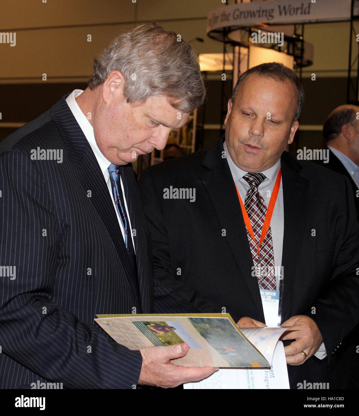 Landwirtschaftsminister Tom Vilsack spricht auf der Jahrestagung der American Farm Bureau Federation in Orlando über wichtige Agrarpolitiken und -Initiativen zur Unterstützung von Landwirten und Viehzüchtern. Stockfoto
