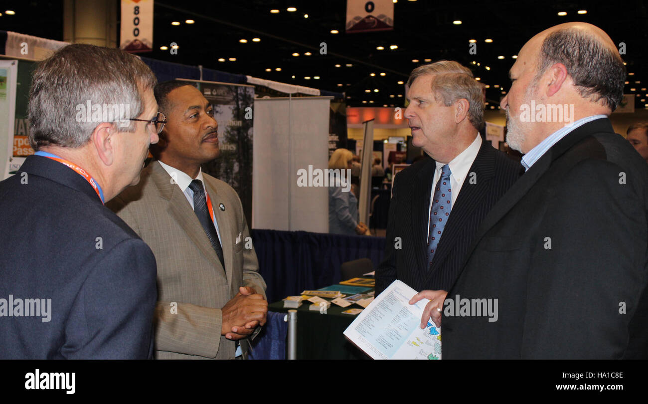 US-Landwirtschaftsminister Tom Vilsack nahm am jährlichen Kongress der American Farm Bureau Federation in Orlando, Florida, Teil. Die Veranstaltung konzentrierte sich auf Agrarpolitik, Naturschutzpraktiken und die Zukunft der US-amerikanischen Landwirtschaft. Stockfoto
