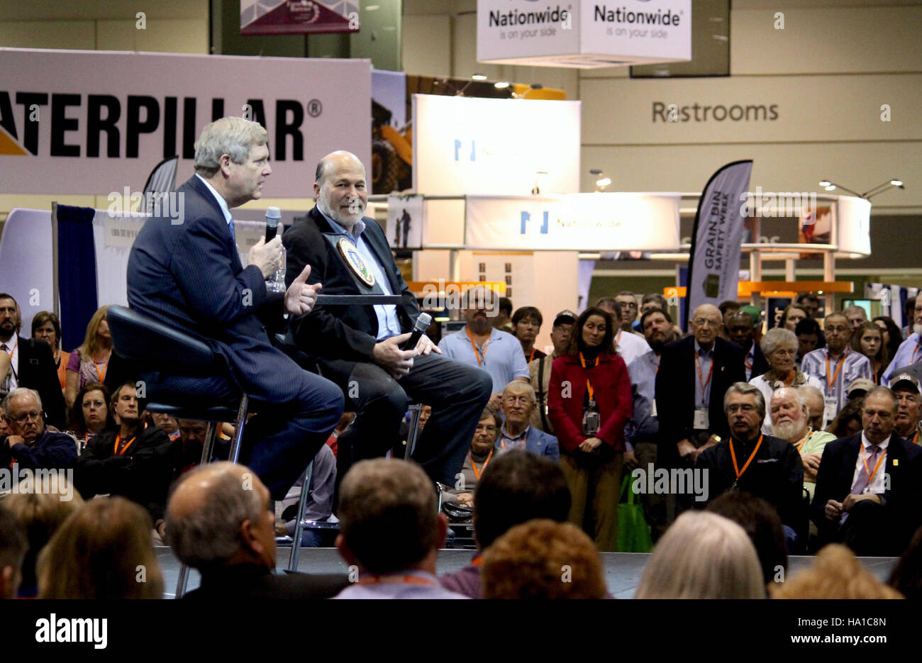 Dieses Bild zeigt ein Rathaustreffen mit Bob Stallman vom American Farm Bureau Federation und dem US-Landwirtschaftsminister Tom Vilsack, bei dem es um Themen im Zusammenhang mit Landwirtschaft, Politik und Nachhaltigkeit geht. Stockfoto