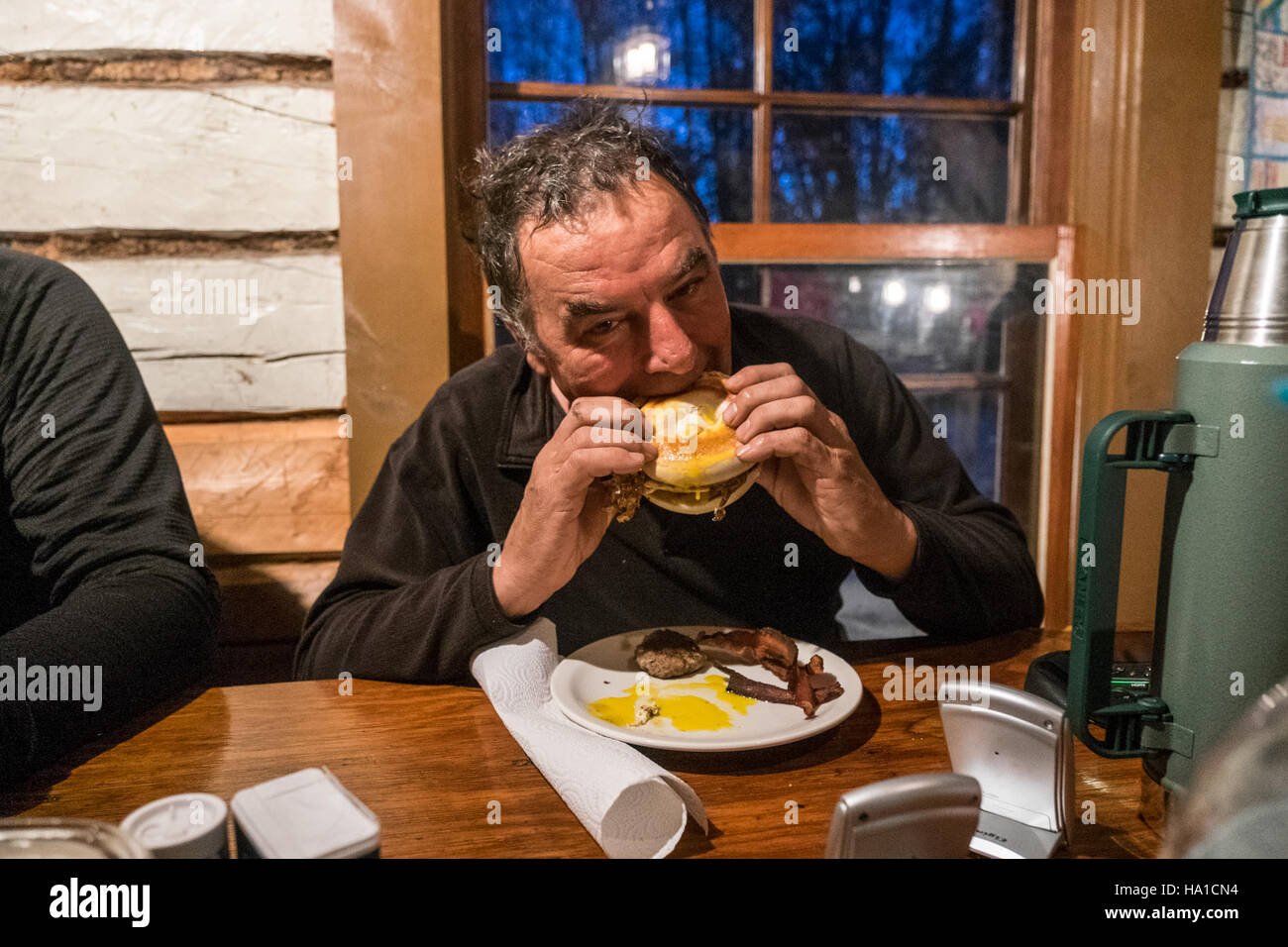 Die Yukon Quest 2016 in Yukon-Charley war ein aufregendes Winterrennen, das am Slaven's Roadhouse begann. Bei dieser legendären Veranstaltung kommen Schlittenhunde-Teams und Teilnehmer zusammen, während sie die Herausforderungen des Überlebens im Winter in der Wildnis Alaskas hervorheben. Stockfoto