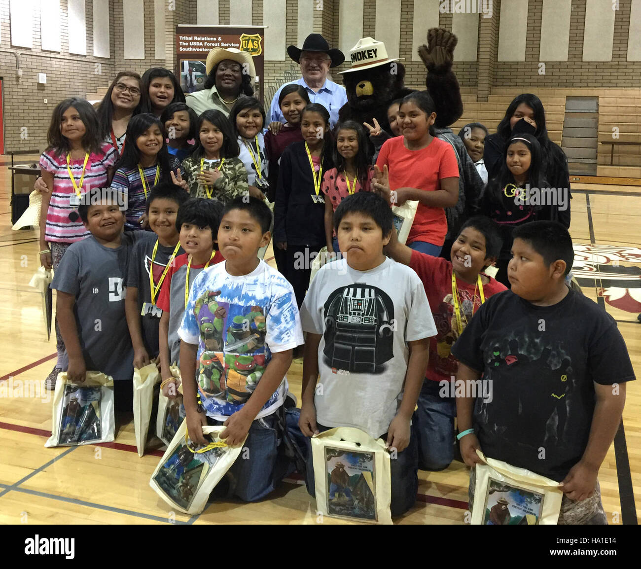 Arthur Butch Blazer von USDA trifft sich mit Studenten der vierten Klasse der San Carlos Apache Reservation, um über Naturschutz, Bundesprogramme und Outdoor-Bildung zu diskutieren. Diese Initiative fördert das Bewusstsein für die natürlichen Ressourcen und die Kultur der amerikanischen Ureinwohner. Stockfoto