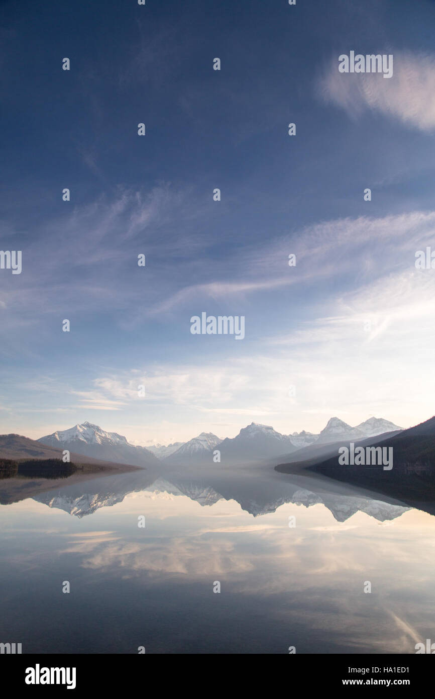 Ein atemberaubender Blick auf Big Sky am Lake McDonald im Glacier National Park, der den weiten Himmel und die natürliche Schönheit dieses berühmten US-Parks zeigt. Stockfoto