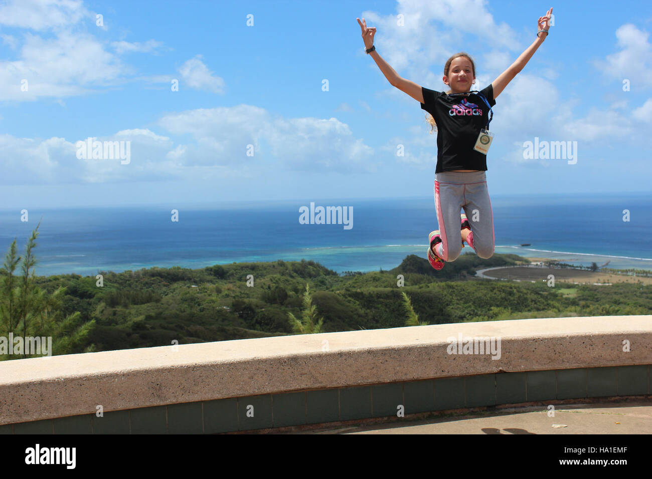 Ein historisches Bild aus dem Krieg im Pazifik, aufgenommen während des Zweiten Weltkriegs, das den Zusammenhang zwischen den Auswirkungen des Krieges auf die Pazifikregion und der Rolle der US-Militär- und USDA-Bemühungen in der Region während und nach dem Konflikt veranschaulicht. Dies spiegelt die Schnittstelle zwischen Kriegspolitik und Umweltwissenschaft wider. Stockfoto