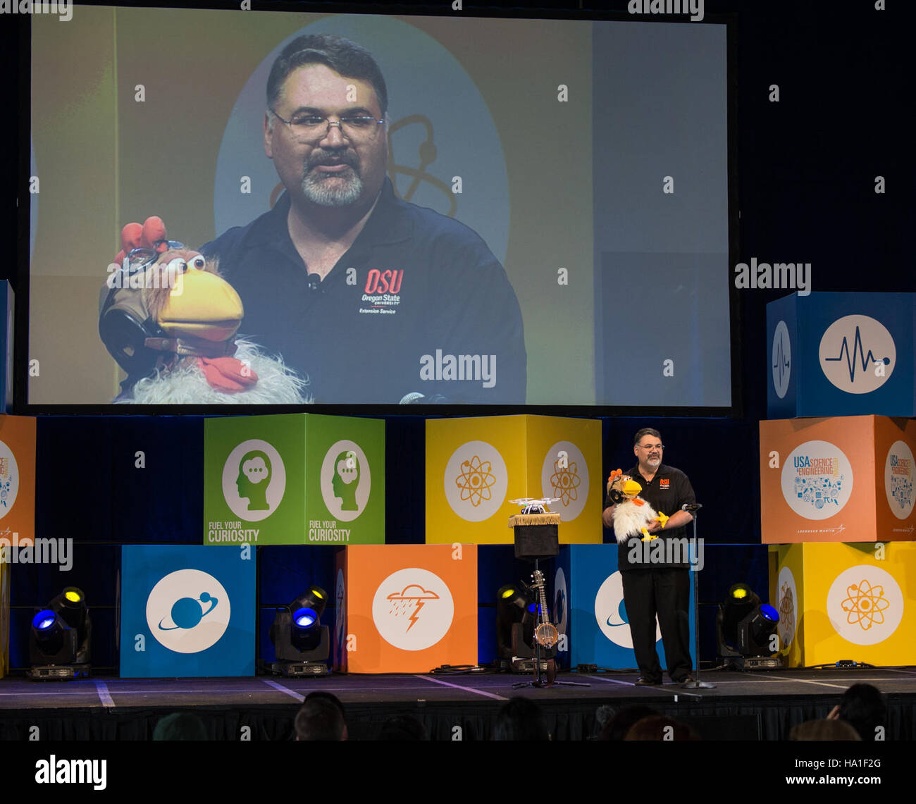 Das 4. US Science & Engineering Festival, das im Walter E. Washington Convention Center stattfand, präsentierte verschiedene Programme des US-Landwirtschaftsministeriums (USDA), darunter den Agricultural Marketing Service, den Agricultural Research Service und das National Institute of Food and Agriculture. Die Veranstaltung betonte die STEM- und DAMPFFELDER, die USDA's Arbeit in den Bereichen Tier- und Pflanzengesundheit, Lebensmittelsicherheit und landwirtschaftliche Entwicklung. Stockfoto