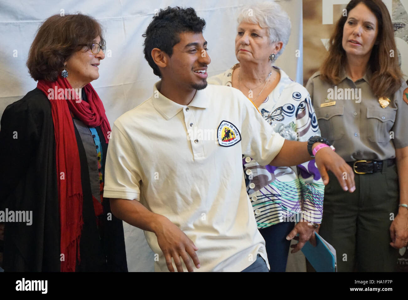 Der Anza Trail Parklet Ribbon-Cutting am Laney College eröffnet einen neuen Gemeinschaftsraum, der der Erhaltung der lokalen Geschichte und der Förderung von Outdoor-Bildung gewidmet ist. Diese Initiative trägt zu den fortlaufenden Bemühungen bei, den historischen Anza Trail in den USA zu erhalten Stockfoto