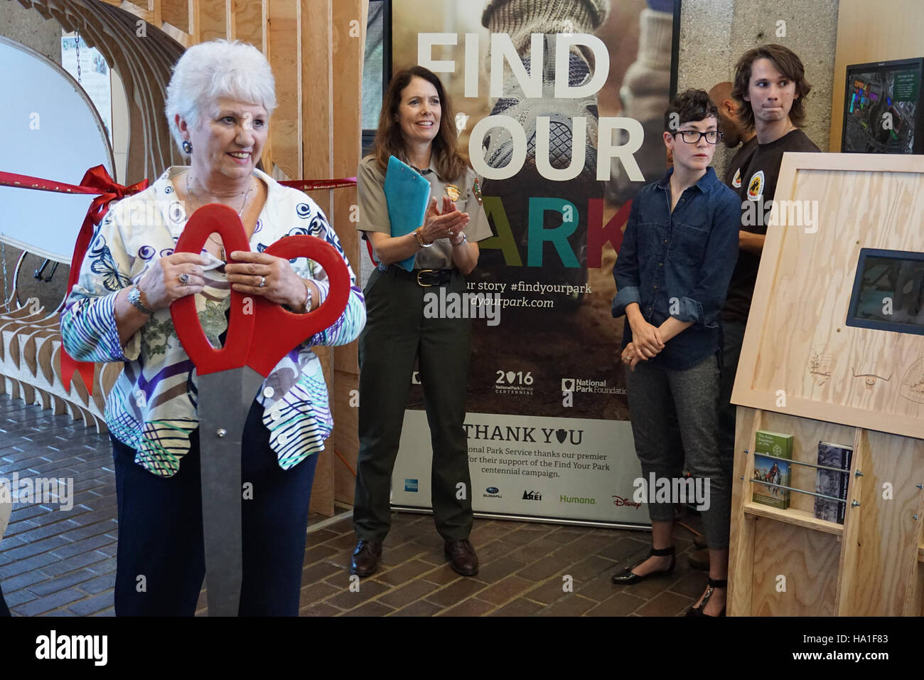 Die Zeremonie für das Anza Trail Parklet am Laney College markiert den Abschluss eines neuen Gemeinschaftsprojekts, das die Öffentlichkeit über die historische und natürliche Bedeutung des Anza Trail in Kalifornien informieren soll. Dieser Bereich fördert die Bildung im Freien und das kulturelle Erbe. Stockfoto