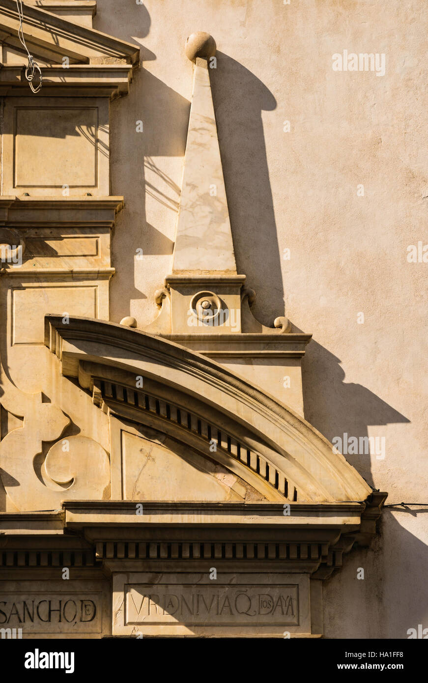 Detail der Barockstil gebrochenen Giebel auf Kirche, Calle San Francisco, Cádiz, Andalusien, Spanien Stockfoto
