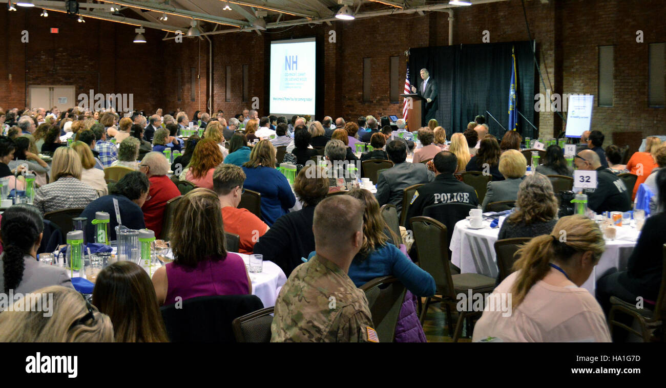 Ein Treffen zur Erörterung der Opioidkrise mit Schwerpunkt auf Lösungen wie Drogengerichten und Gesundheitsinitiativen in der Gemeinschaft. Das USDA und die OSEC unterstützen die Bemühungen, Probleme im Bereich der öffentlichen Gesundheit anzugehen und bei der Drogenbekämpfung Hilfe zu leisten. Stockfoto