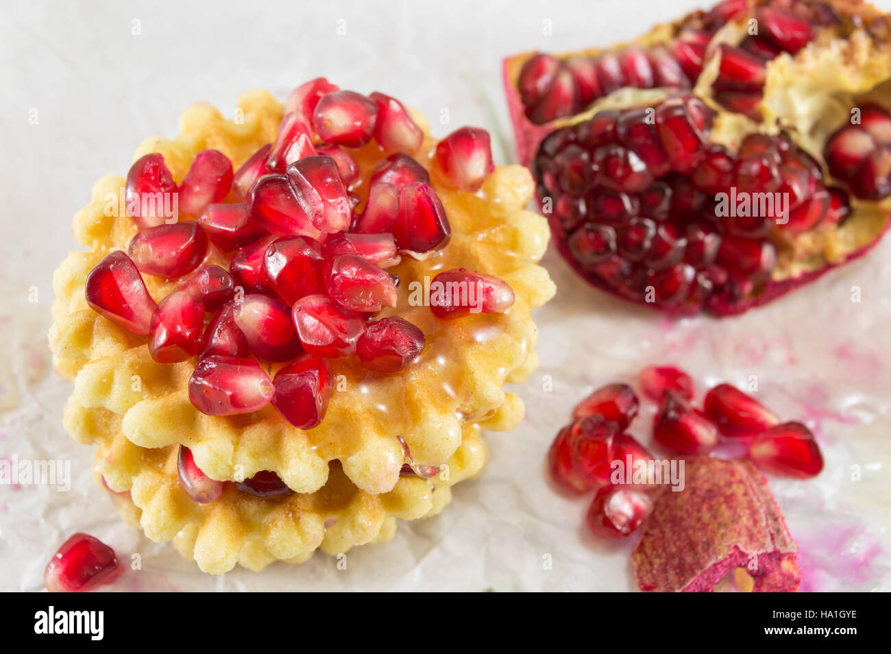 Goldene Waffel Kekse mit rohen Granatapfel-Frucht Stockfoto
