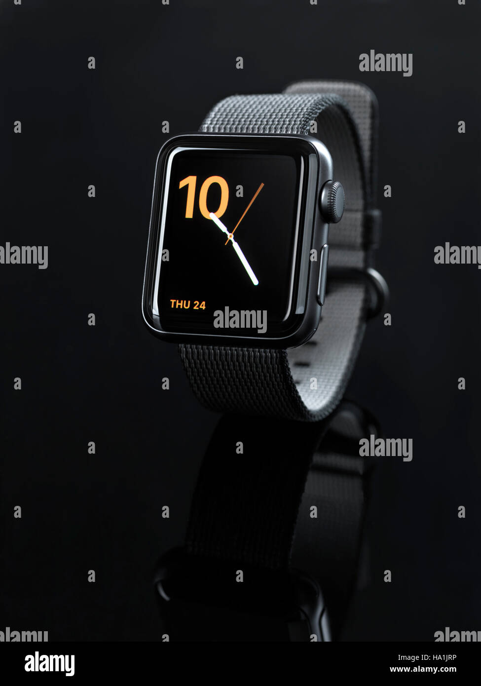 Apple Watch Serie 2 Smartwatch mit Analoguhr Dial-on-Display auf schwarzem Hintergrund isoliert Stockfoto