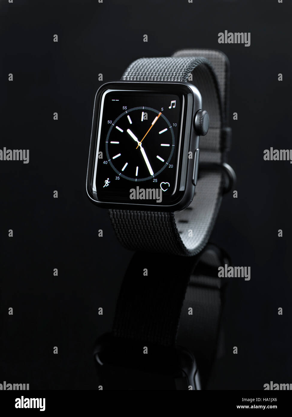 Glänzende Stahl Apple Watch Serie 2 Smartwatch mit Analoguhr Dial-on-Display auf schwarzem Hintergrund isoliert Stockfoto