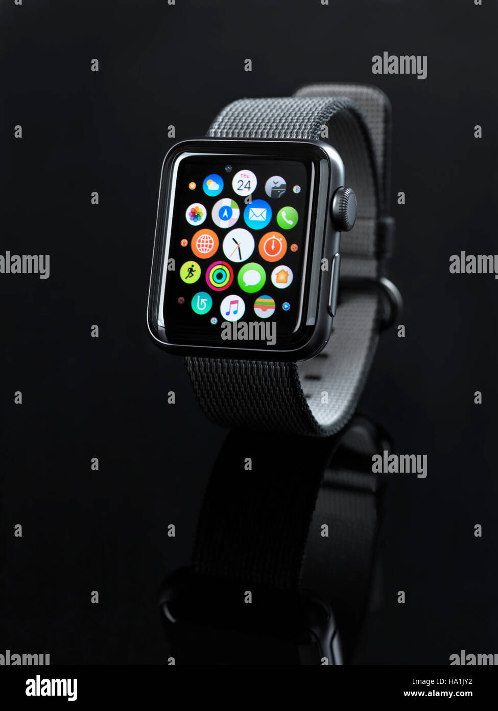 Glänzende Stahl Apple Watch Serie 2 Smartwatch mit app-Symbole auf display  isolierten auf schwarzen Hintergrund Stockfotografie - Alamy