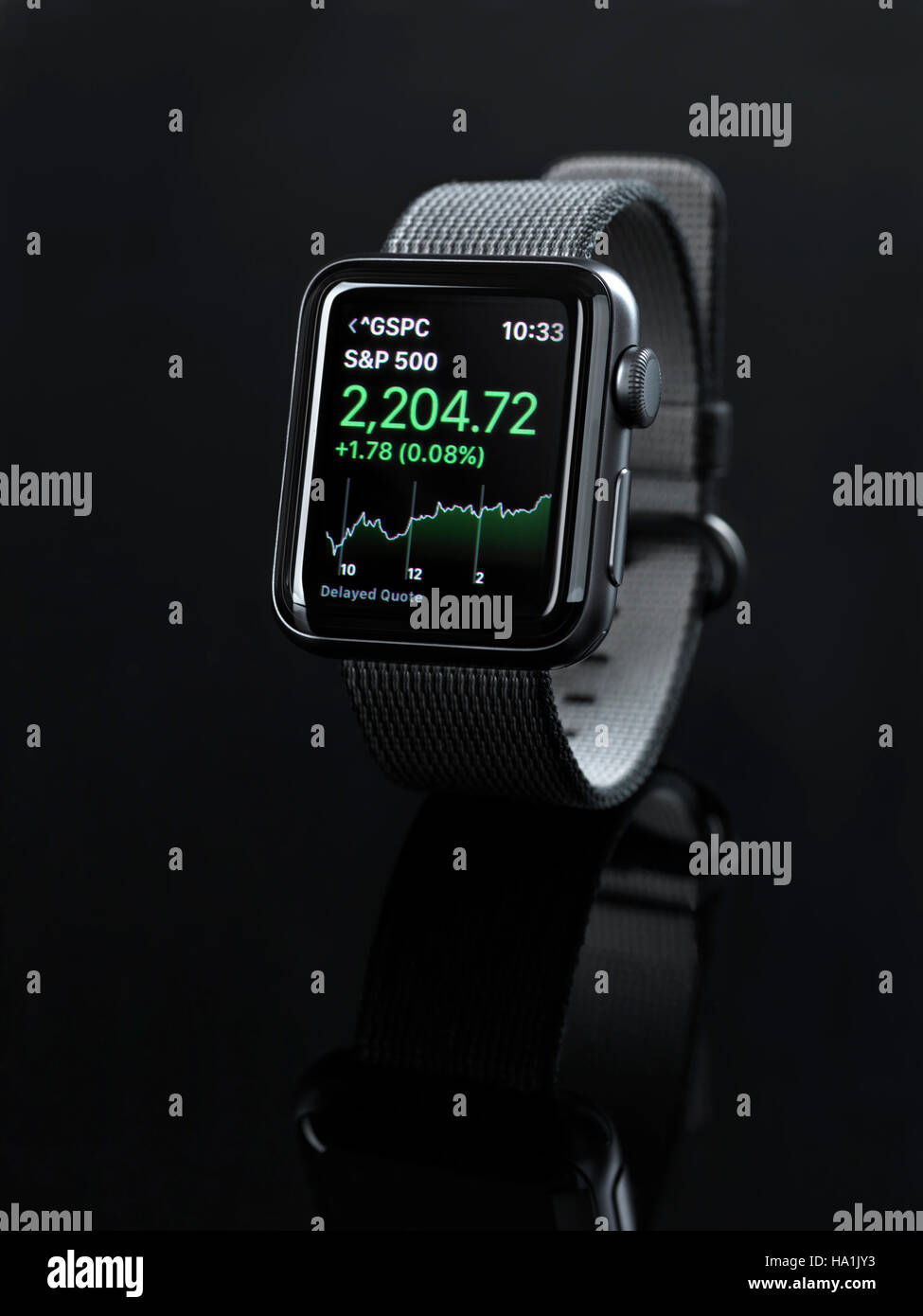 Apple Watch Smartwatch mit Börse app auf display isolierten auf schwarzen Hintergrund Stockfoto