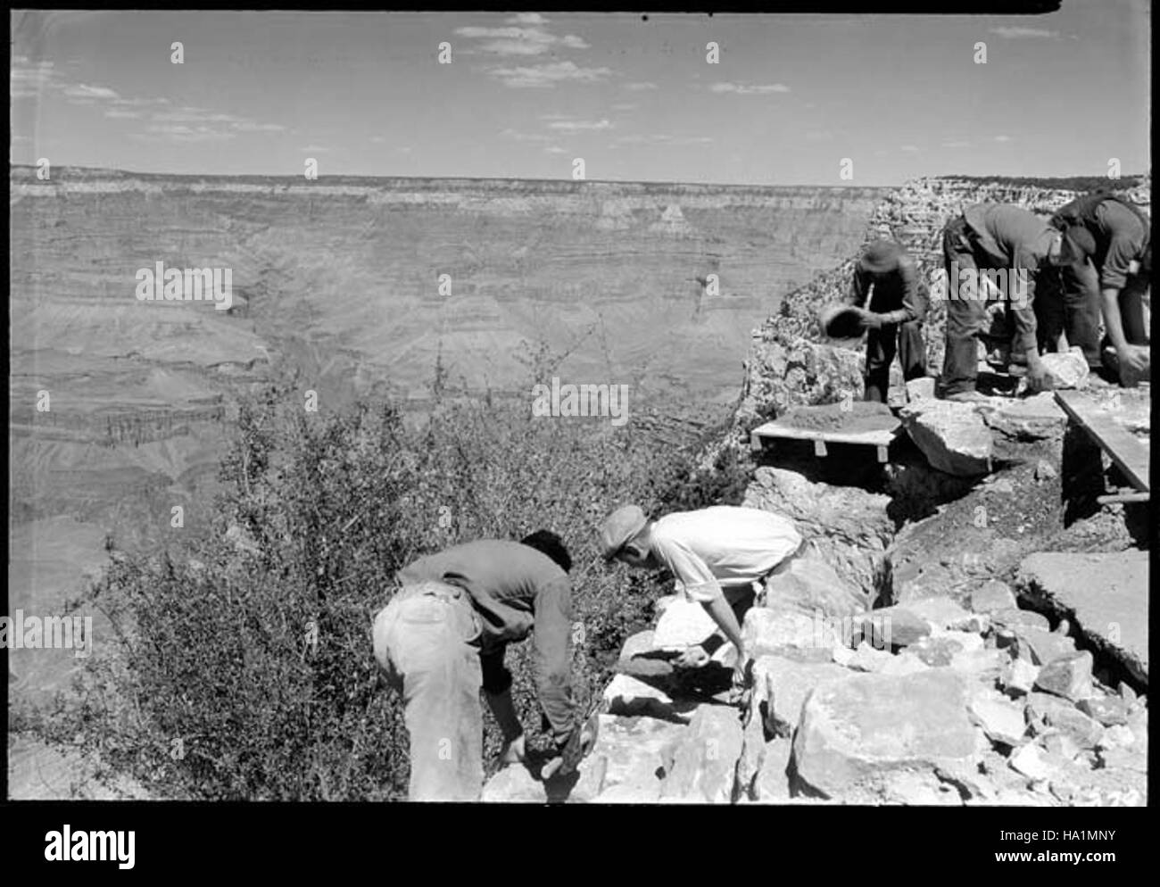 Dieses Foto zeigt das historische El Tovar Hotel am Grand Canyon, ein wichtiges Wahrzeichen in der Geschichte des Parks. Das vom Civilian Conservation Corps erbaute Hotel ist nach wie vor ein wichtiges kulturelles und architektonisches Symbol des Grand Canyon und bietet Parkbesuchern sowohl Geschichte als auch Gastfreundschaft. Stockfoto