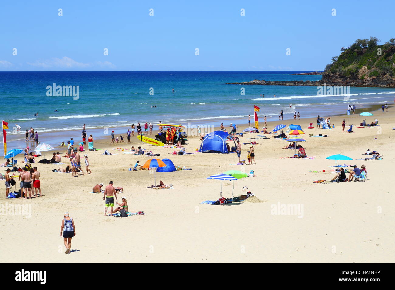 Eine Menge von Menschen genießen den Strand und das Meer Coolum Beach an der Sunshine Coast, Queensland, Australien. Stockfoto