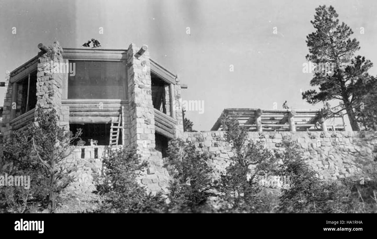 Dieses historische Foto zeigt die North Rim Lodge des Grand Canyon, die um 1928 erbaut wurde. Die Lodge ist ein ikonisches Beispiel für die Architektur des Nationalparks aus dem frühen 20. Jahrhundert und ist bis heute eine bedeutende Struktur im Park. Stockfoto