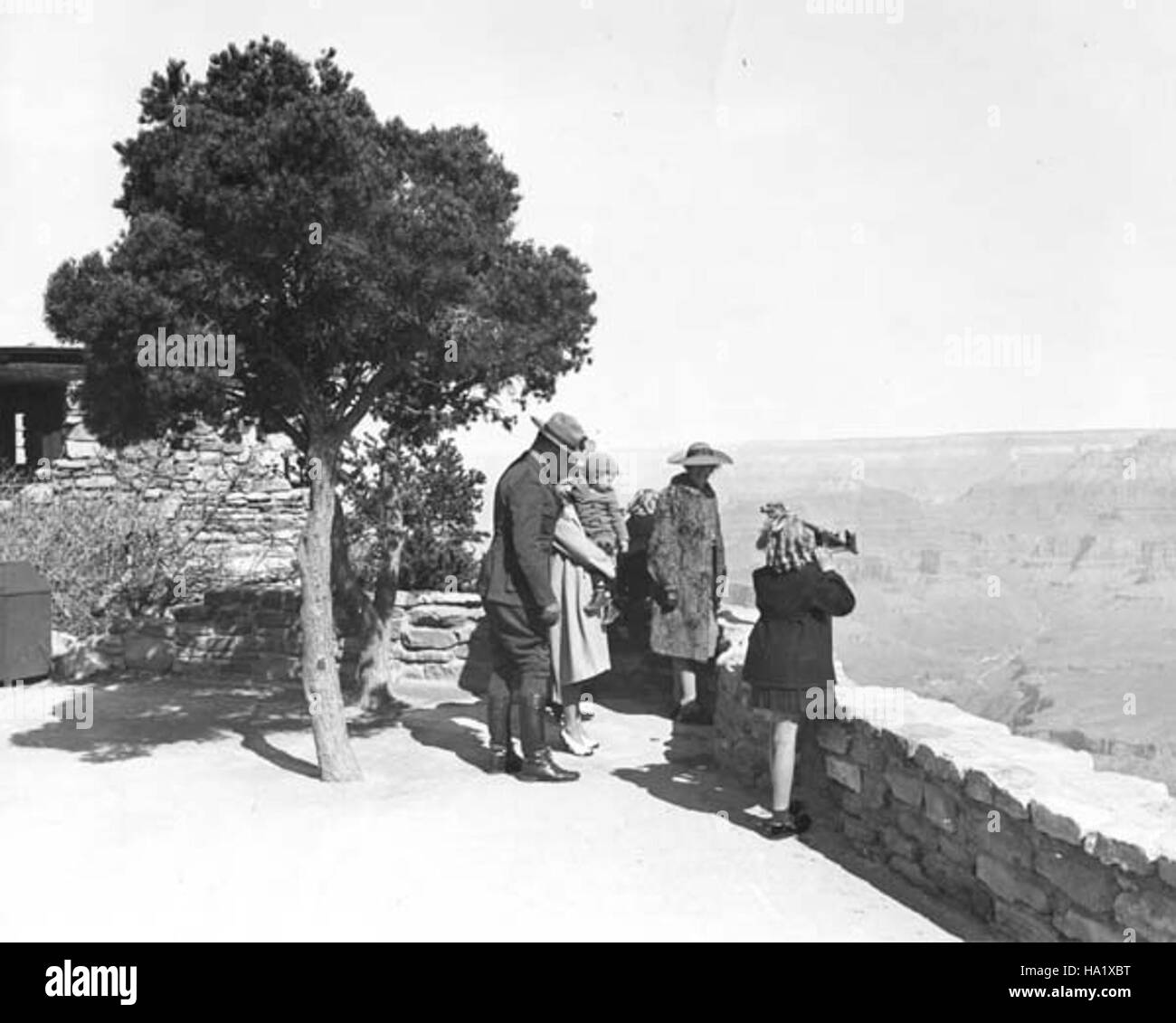 Ranger Art Brown, eine Schlüsselfigur im Grand Canyon National Park im Jahr 1953, half Besuchern, sich mit der Natur- und Kulturgeschichte des Parks vertraut zu machen. Seine Beiträge als Park Ranger waren ein wesentlicher Bestandteil der Förderung von Umweltverantwortung und Wertschätzung für den Park. Stockfoto
