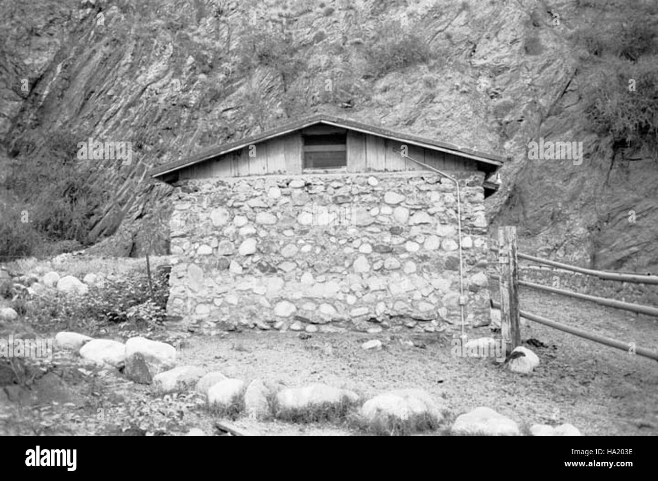 Die Phantom Ranch am Fuße des Grand Canyon ist eine historische Stätte, die tief mit dem frühen Tourismus verbunden ist. Gegründet 1922, spielte Fred Harvey Corral eine wichtige Rolle in der Geschichte des Grand Canyon und bot Besuchern Dienstleistungen an. Stockfoto