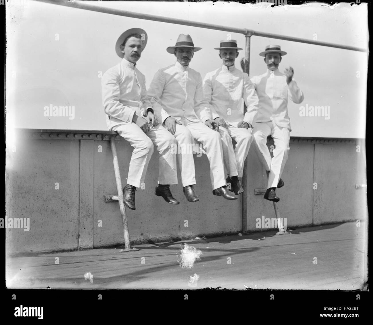 Sfmaritimenps Sammlungen 21668298739 vier Männer in Uniformen posiert an Bord einer nicht identifizierten Dampfer sitzt auf dem Geländer, ca. 1900-1920 Stockfoto