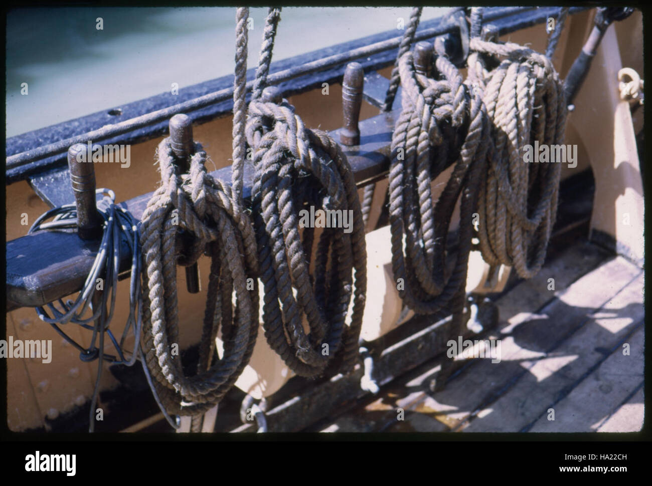 Sfmaritimenps Sammlungen 21826436416 Belaying Pins und Linien an Bord Eppleton Hall (erbaut 1914; Schlepper), nach ihrer Ankunft in San Francisco aus Newcastle, England, 1970 Marc Stockfoto